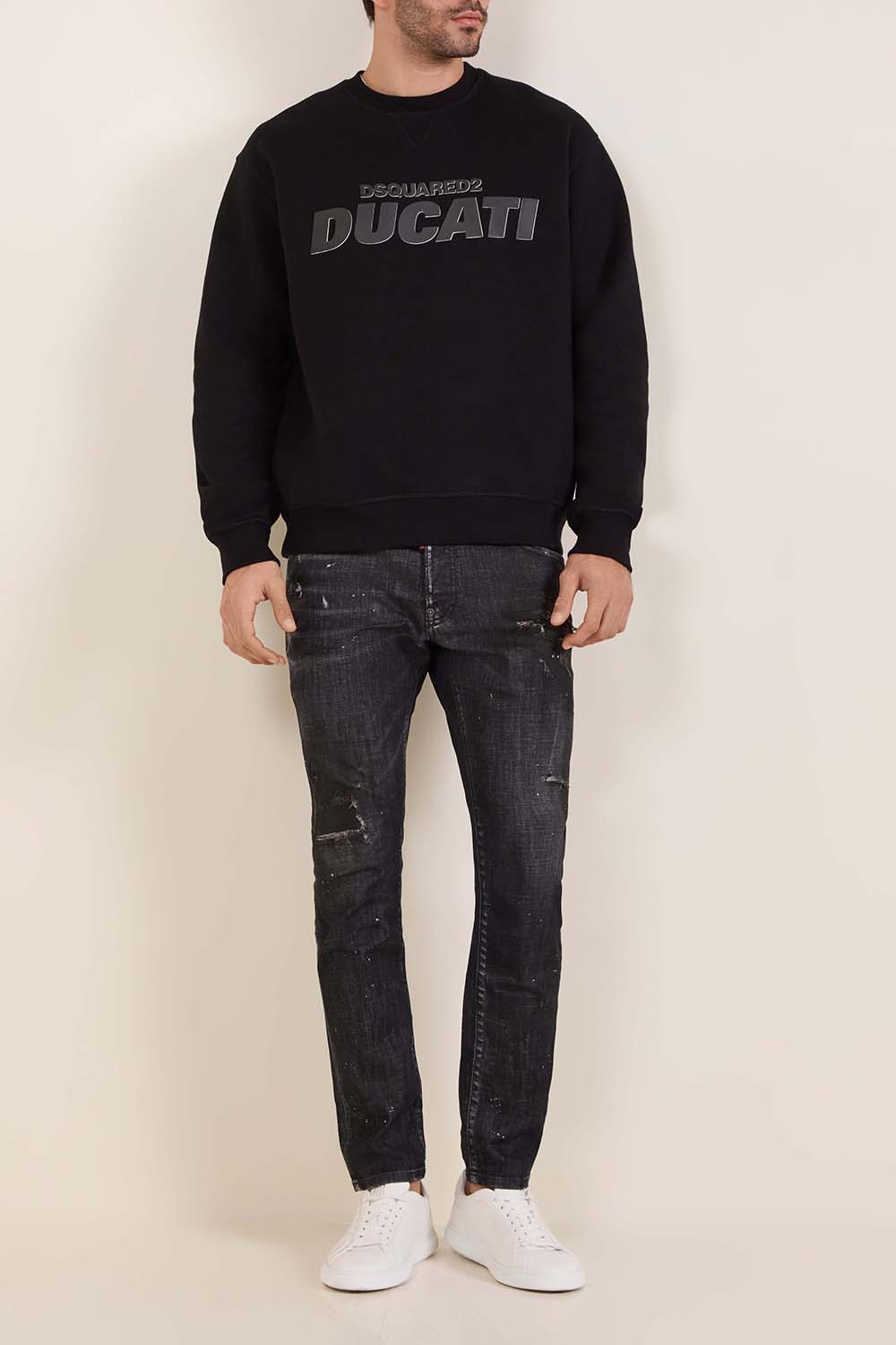 תמונת כל הלוק של סווטשירט